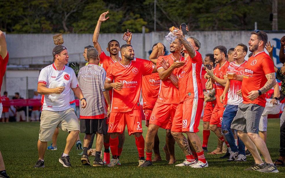 Provocado pela torcida, ex-Cruzeiro Edu exibe x-bacon em resposta durante jogo na várzea no interior de Minas — Foto: Brunno Estevão