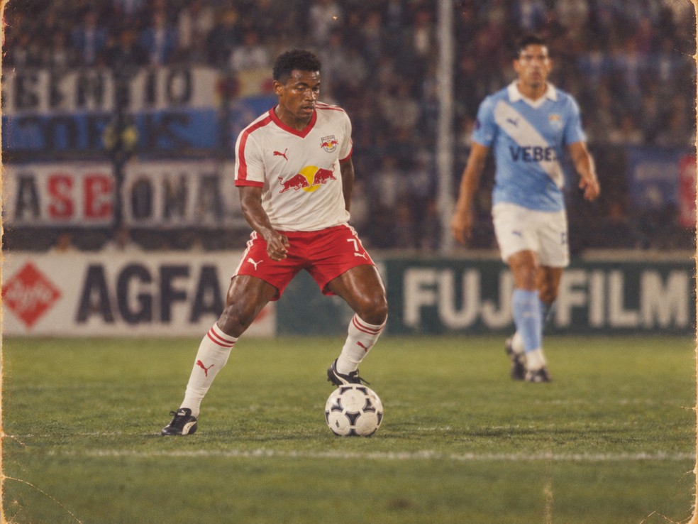 Eric Ramires na trend dos anos 80 — Foto: Ari Ferreira/Red Bull Bragantino - Adaptação ChatGPT