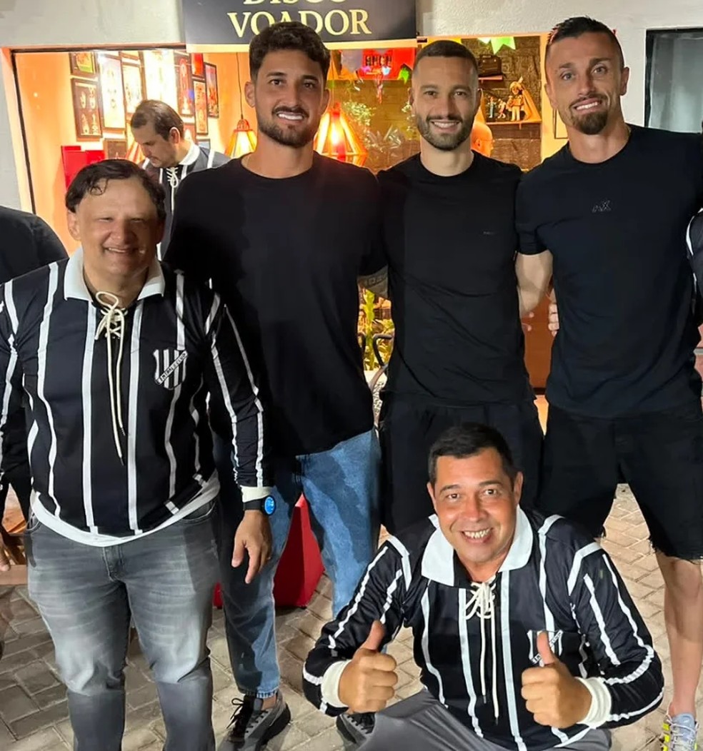 Jogadores do Central no evento de lançamento da réplica
