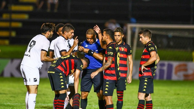 Brunão foi expulso no início do segundo tempo