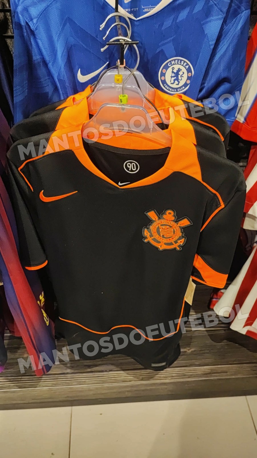 Fotos de suposta terceira camisa do Corinthians com detalhes laranja vazam nas redes sociais