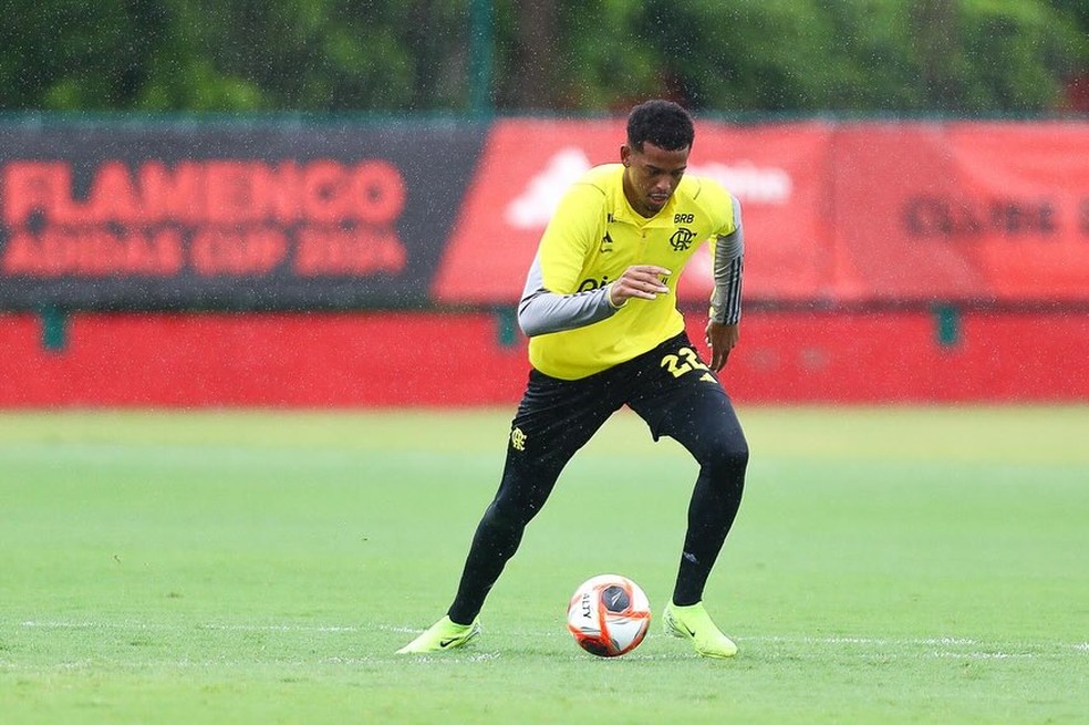 Carlinhos em treinamento do Flamengo — Foto: Divulgação / Flamengo