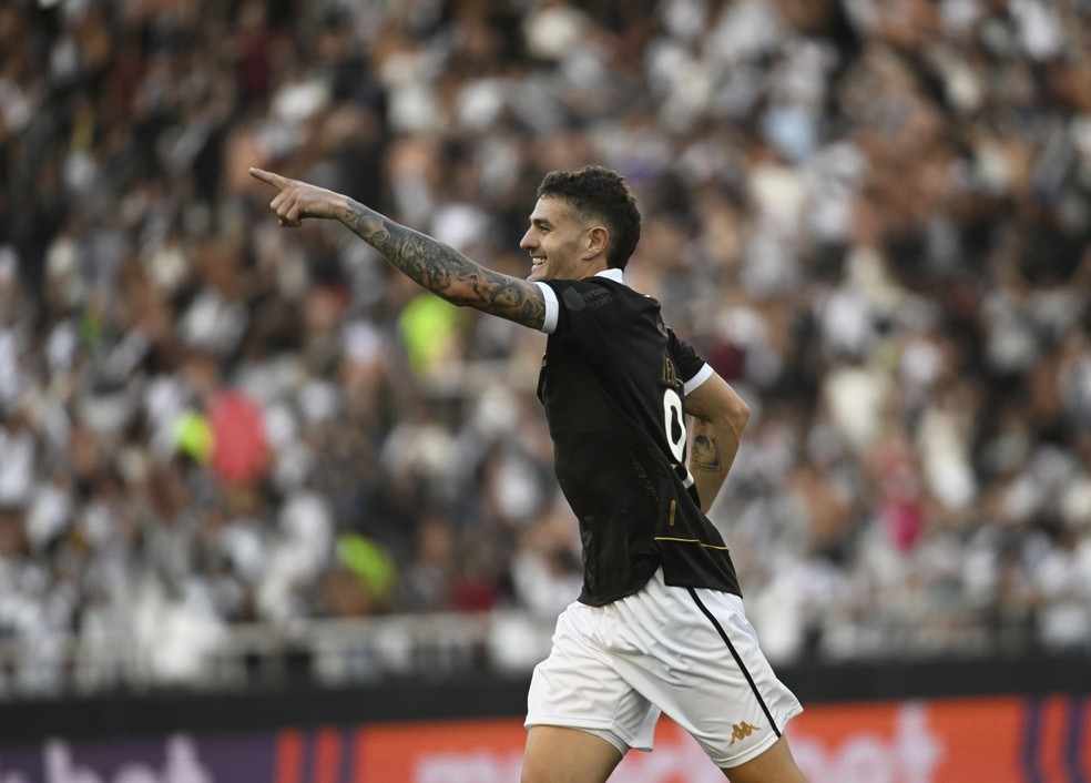 Vegetti comemora gol em Vasco e Fluminense � Foto: Andr� Dur�o