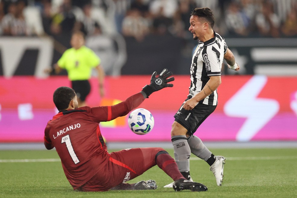 Lucas Arcanjo faz defesa em jogo do Vitória contra o Botafogo — Foto: Vitor Silva/BFR