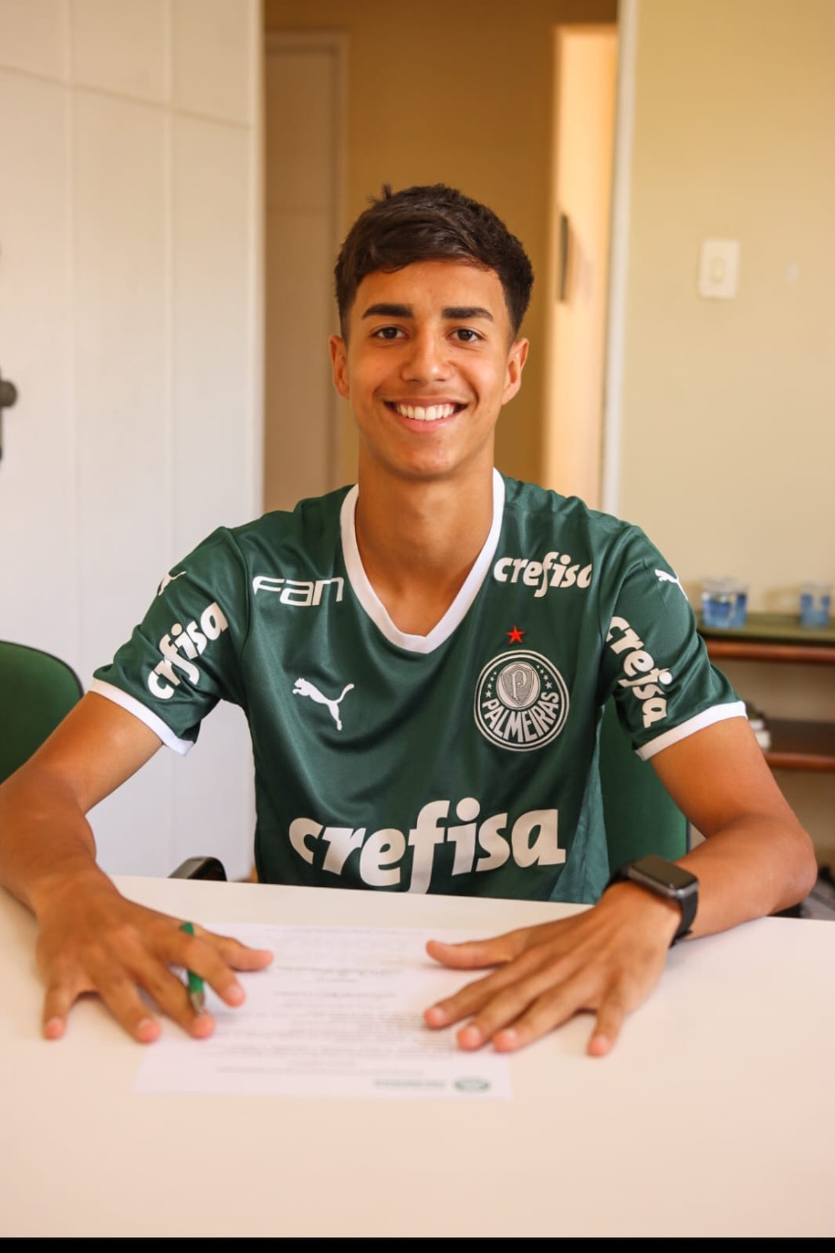 Palmeiras registra primeiro contrato profissional de Vitor Reis