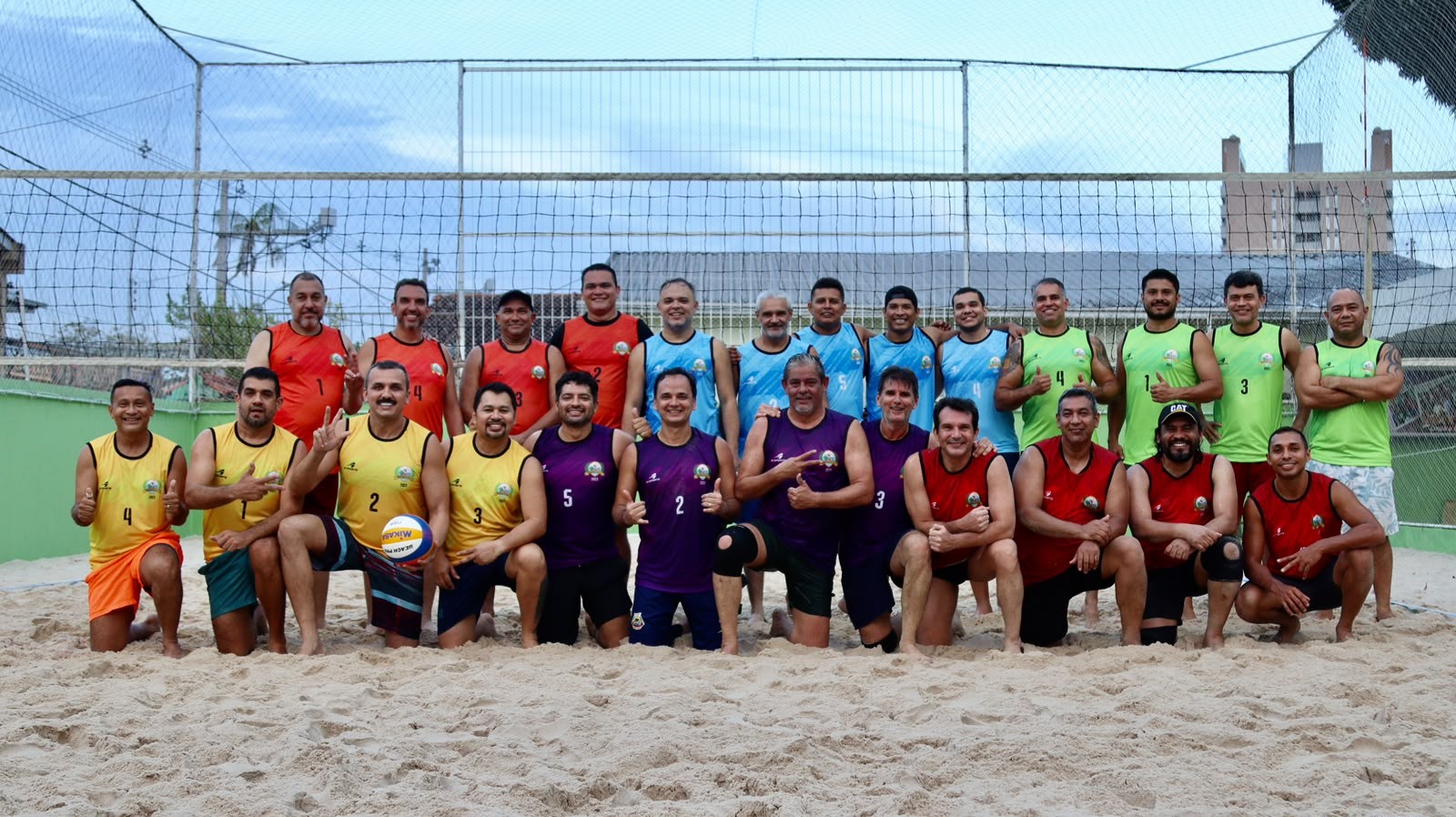 Vôlei de praia reúne 12 duplas master em torneio solidário em Manaus