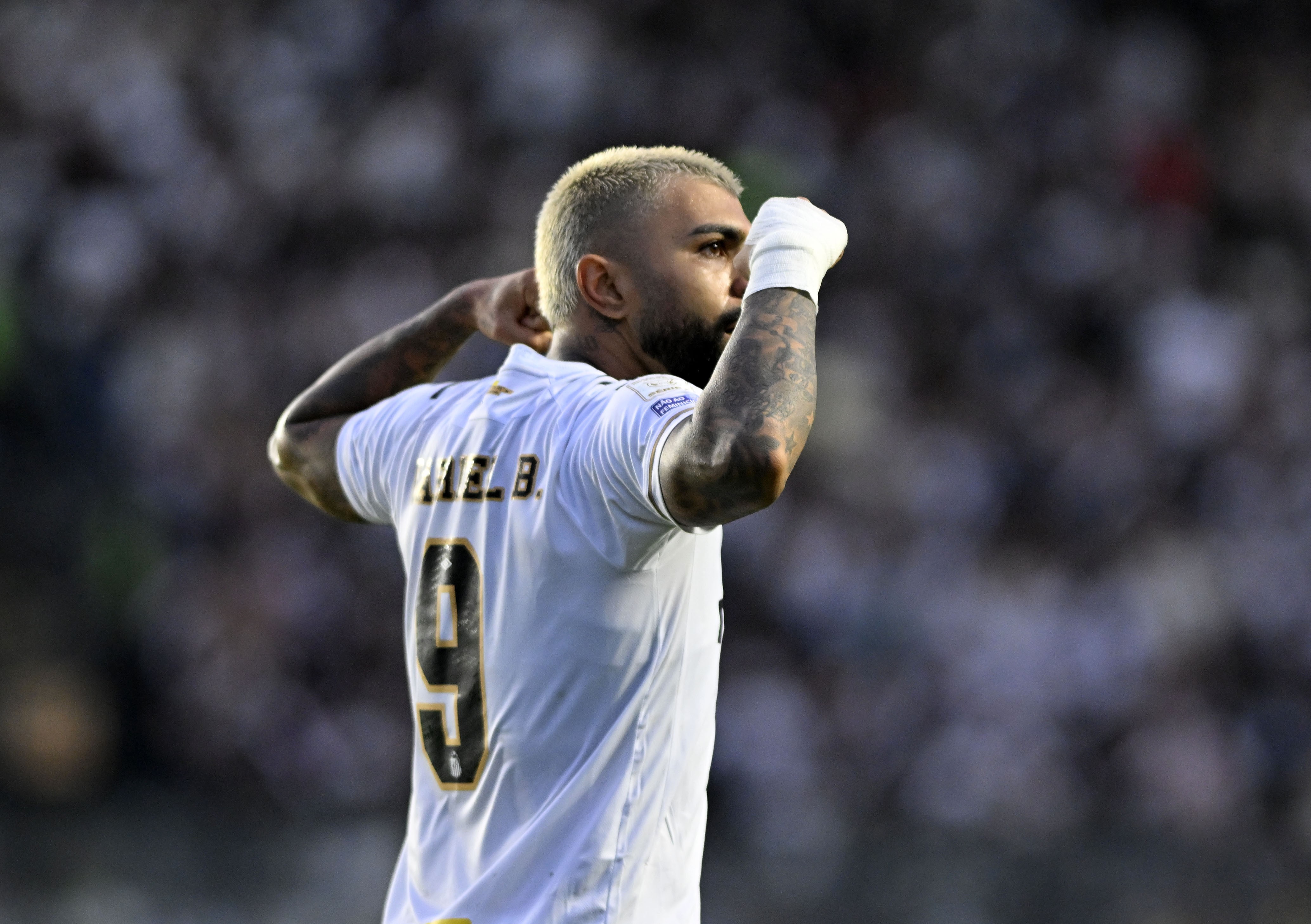 Gabigol brinca com torcida do Vasco após vitória do Santos