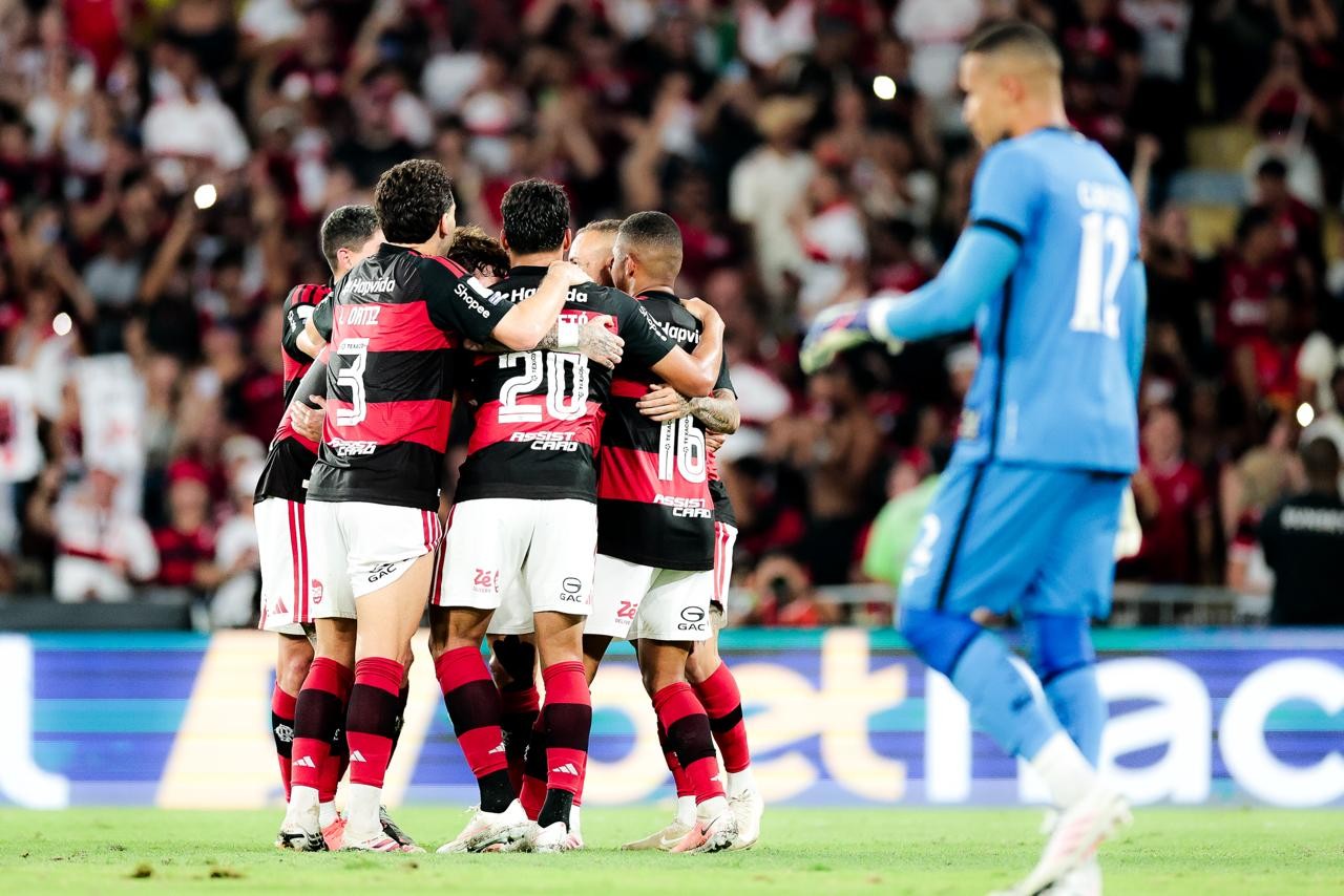 Samuel Lino comemora gol contra o Botafogo no Maracanã