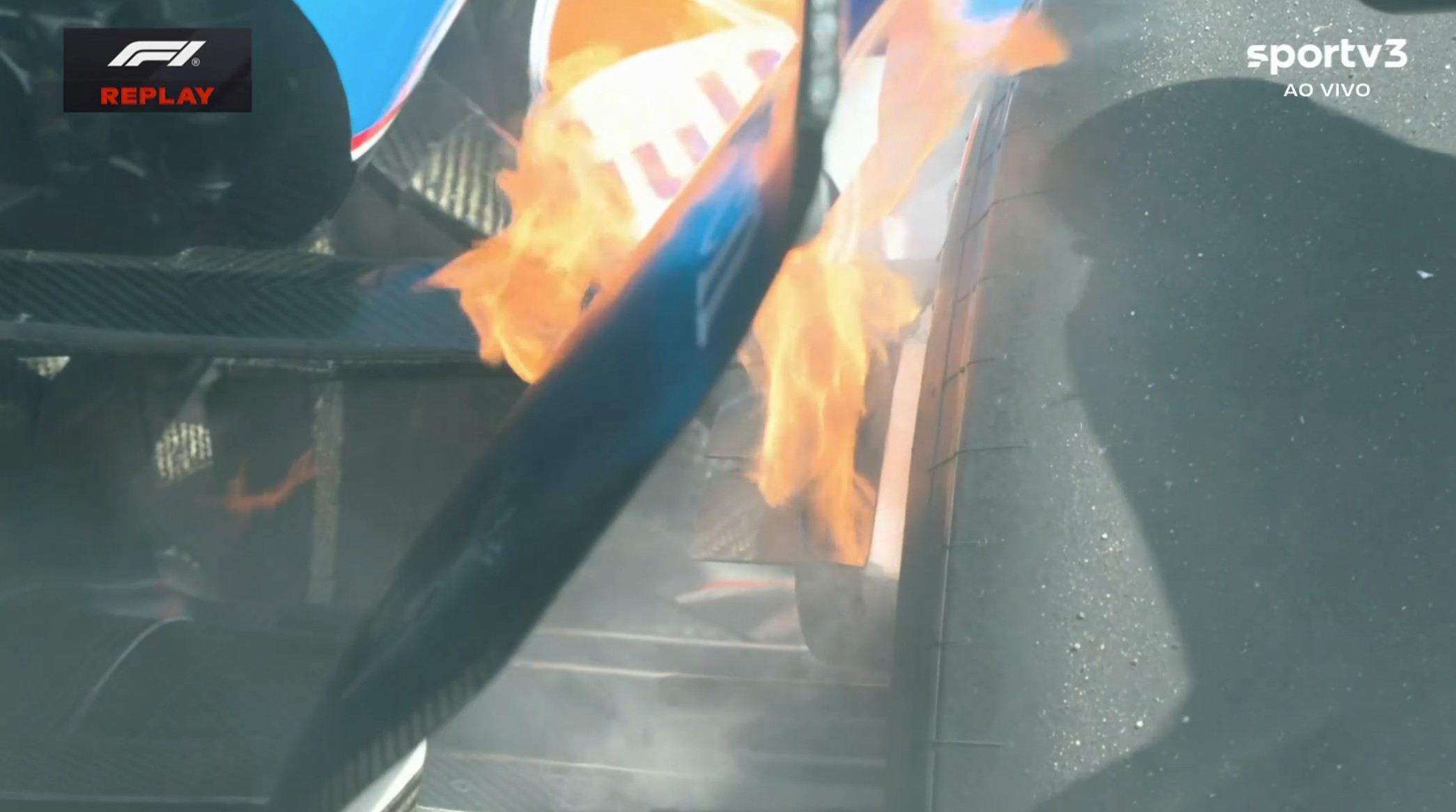 Carro de Sainz pega fogo com problema nos freios em Baku; veja