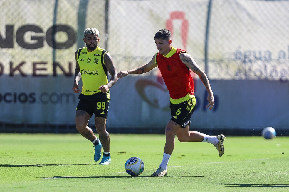 Ayrton Lucas e Gabigol em treinamento do Flamengo nesta segunda-feira — Foto: Gilvan de Souza/Flamengo