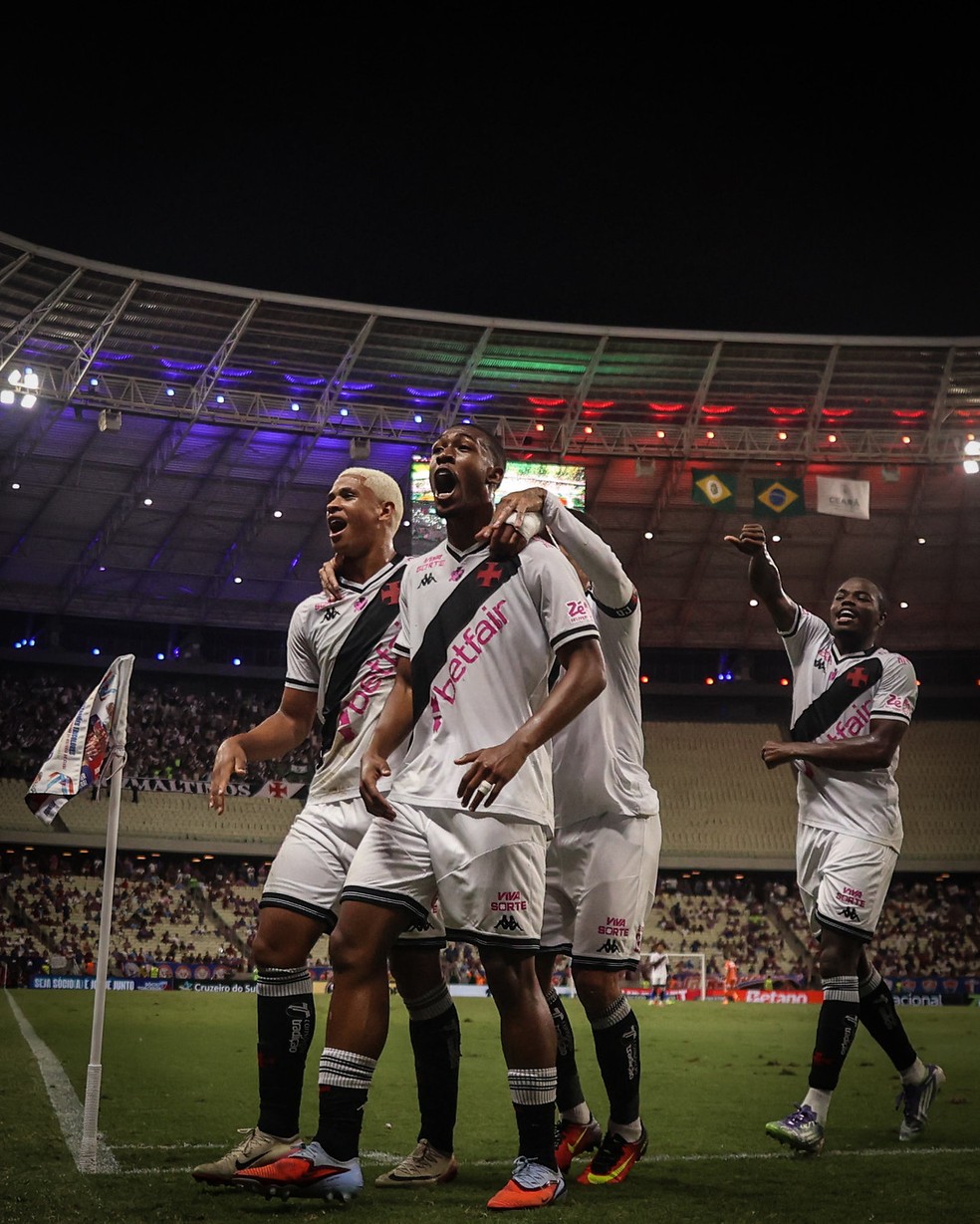 Rayan, do Vasco, comemora gol marcado contra o Fortaleza