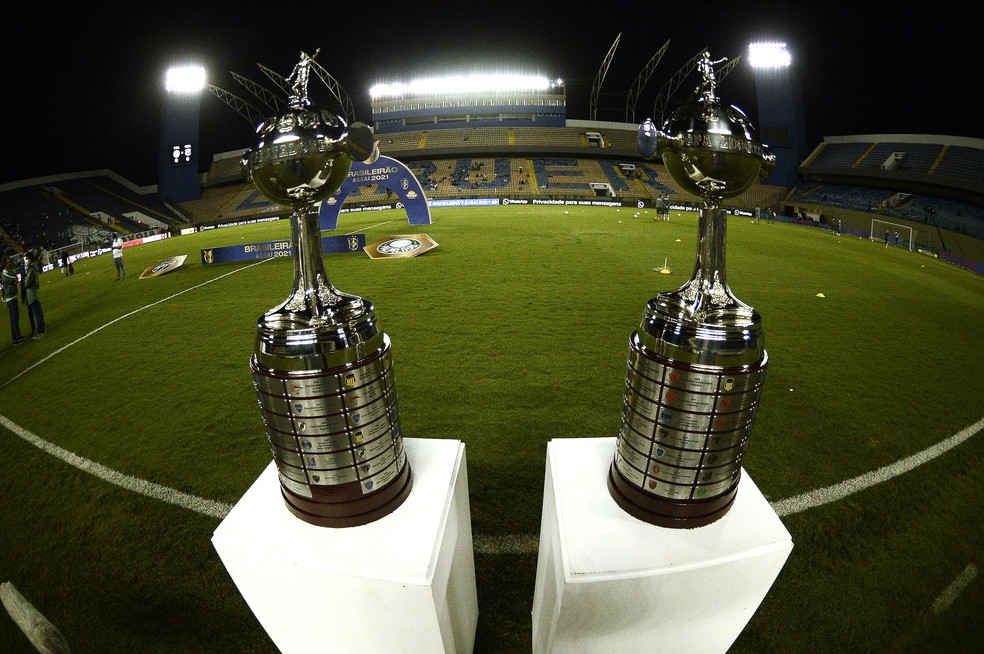 Palmeiras levou as taças da Libertadores de 2020 e 2021 a um jogo em Barueri — Foto: Marcos Ribolli