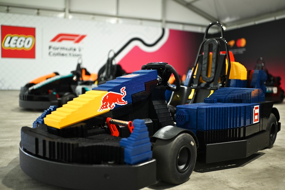 Detalhe de kart de Lego antes do desfile — kart de Lego em exposição