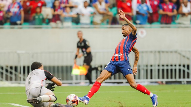 Ademir e Lucas Arcanjo em lance na final do Campeonato Baiano