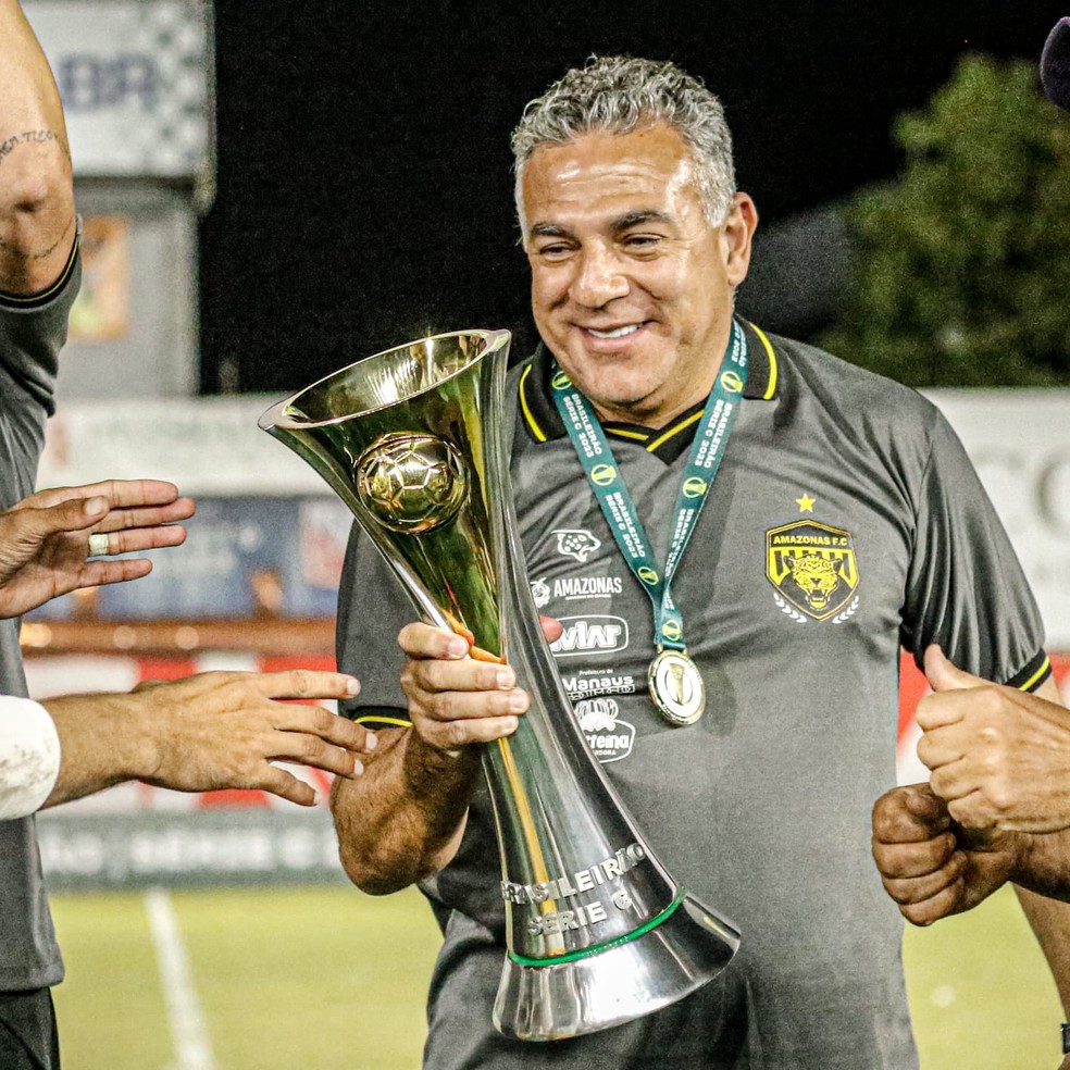Luizinho Vieira com a ta&ccedil;a de campe&atilde;o da S&eacute;rie C &mdash; Foto: Jo&atilde;o Normando