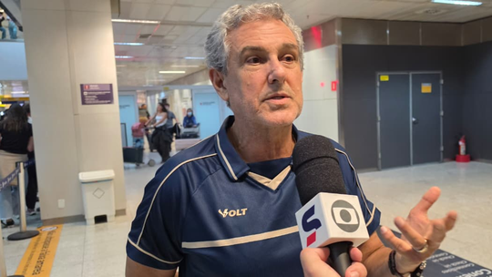 Seleção desembarca após vice da VNL, e Zé Roberto projeta volta de Gabi no Sul-Americano