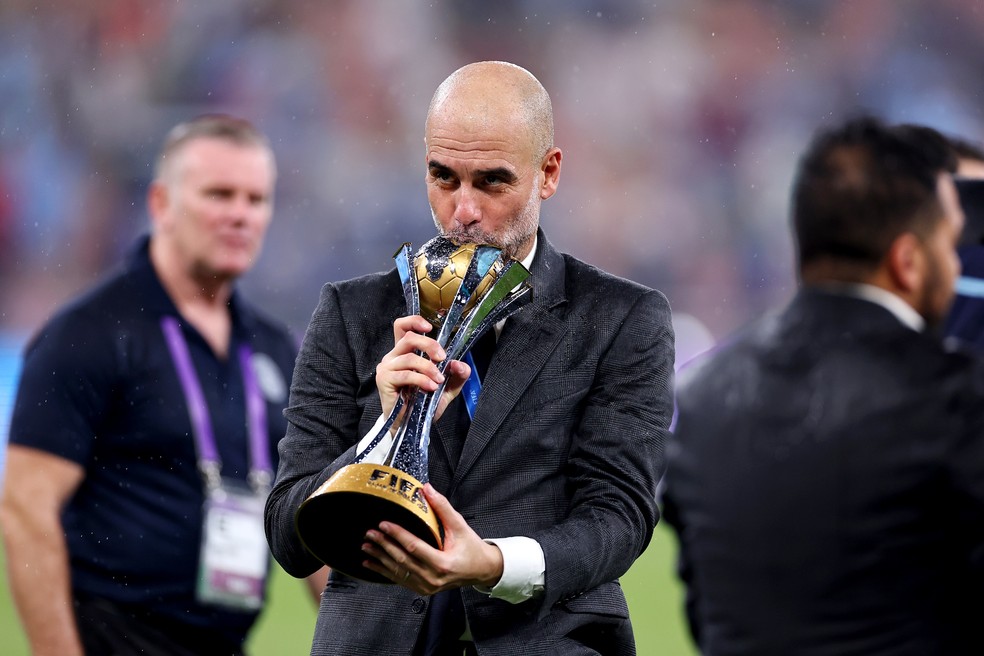 Guardiola com troféu do Mundial de Clubes do Manchester City — Foto: Robbie Jay Barratt/AMA/Getty Images