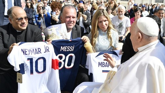 Camisetas autografadas por Neymar, Messi e Mbappé são abençoadas por Papa antes de leilão para o RS - Foto: (Reprodução: Vatican Media)