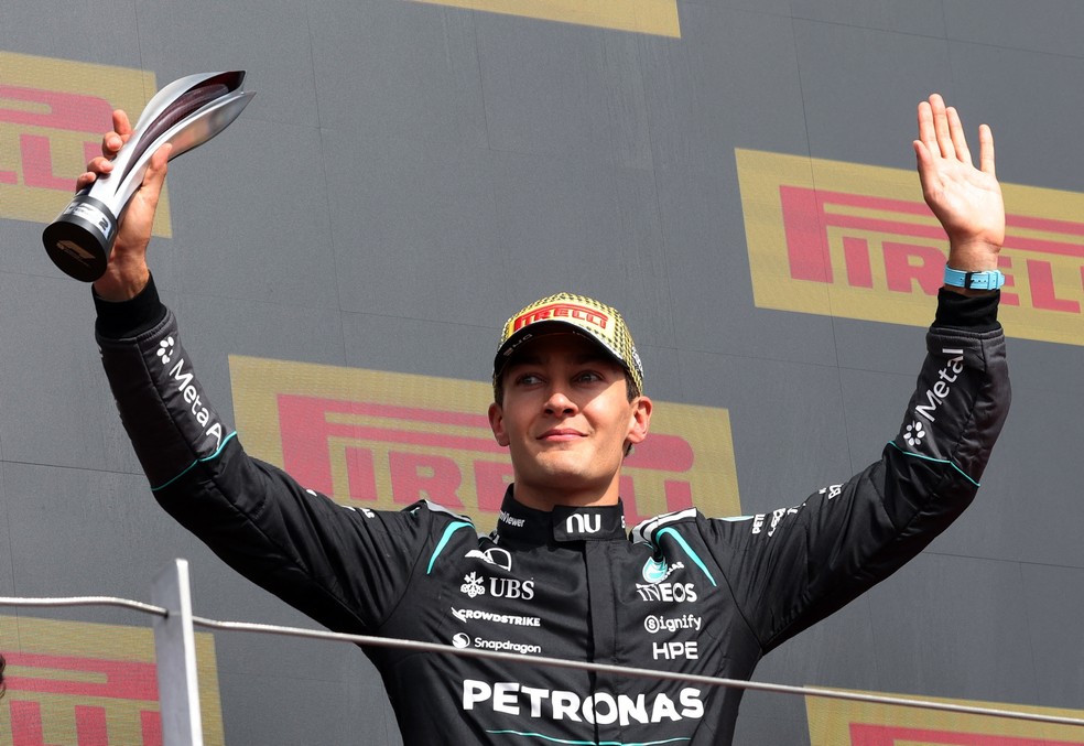 George Russell com o troféu de 2º colocado — safety car F1