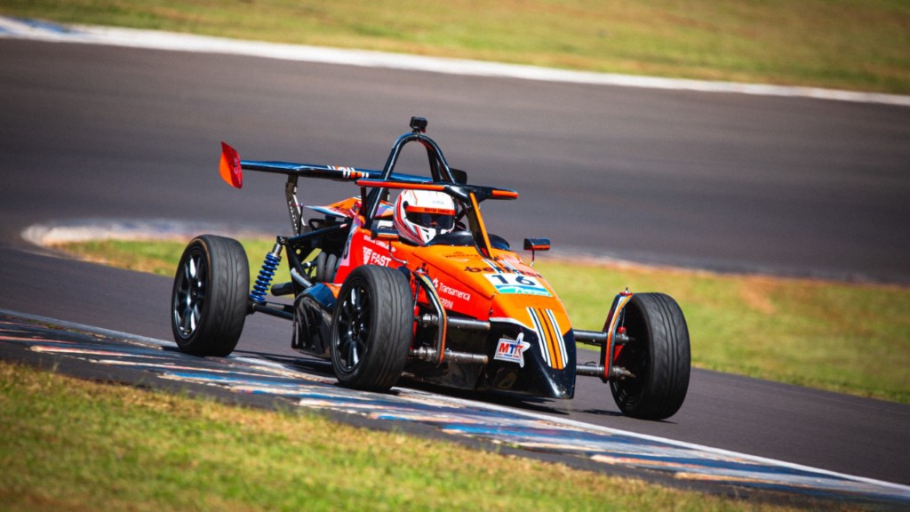 Brayan Carbajal: piloto amazonense fica no Top 8 da Fórmula 1600 | Ge