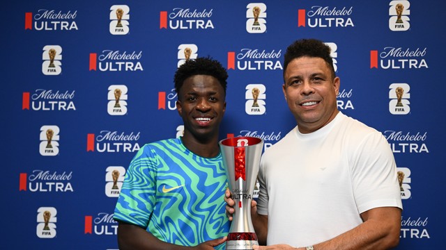 Ronaldo Fenômeno entrega troféu de melhor em campo para Vini Jr Vinicius Junior em Brasil x Marrocos