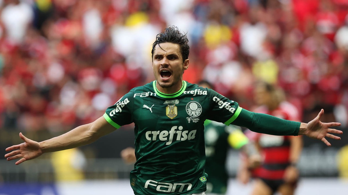 Raphael Veiga muda de posição e retoma destaque no Palmeiras