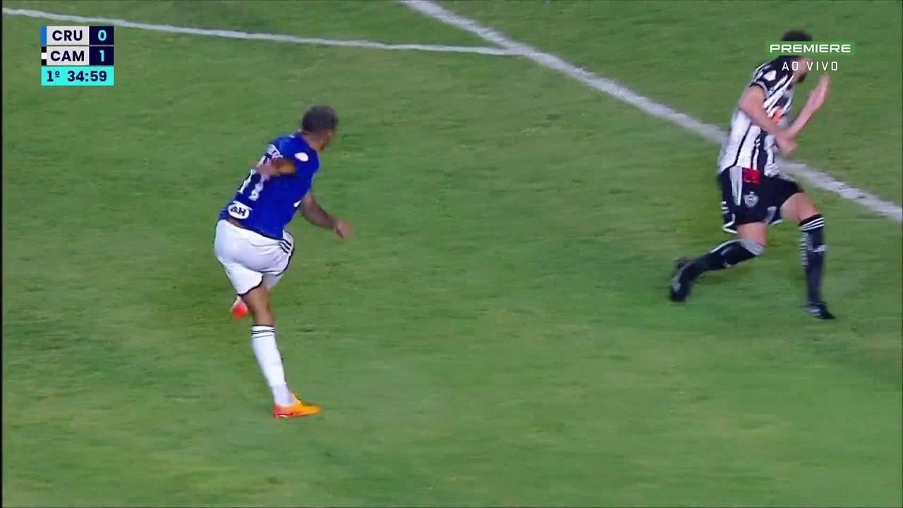 Aos 34 min do 1º tempo - finalização certa de Bruno Rodrigues do Cruzeiro contra o Atlético-MG