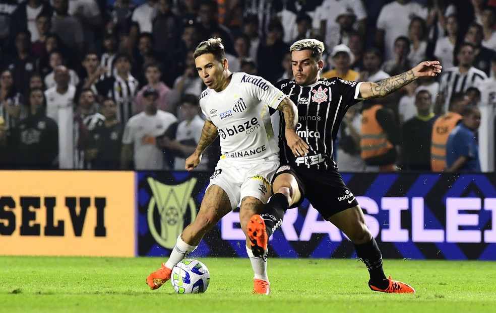 Fagner em disputa com Soteldo no último Santos x Corinthians — Foto: Marcos Ribolli