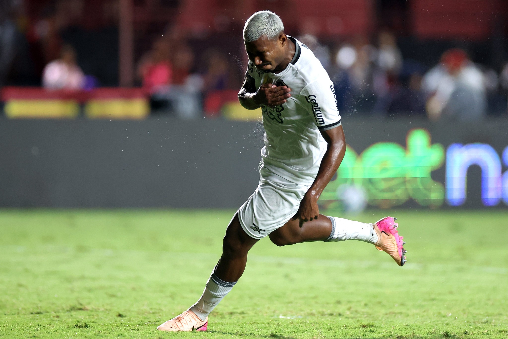 Atacante? Cuiabano repete gol no fim e reforça credenciais ofensivas após permanência no Botafogo