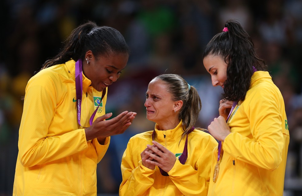 Fabiana segura medalha de ouro de Londres ao lado de Fabi Alvim e Sheilla — Foto: Elsa/Getty Images