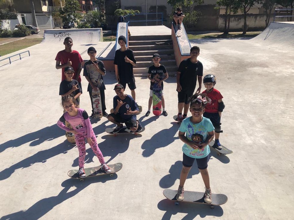 Um curso gratuito de skate para crianças no skatepark de