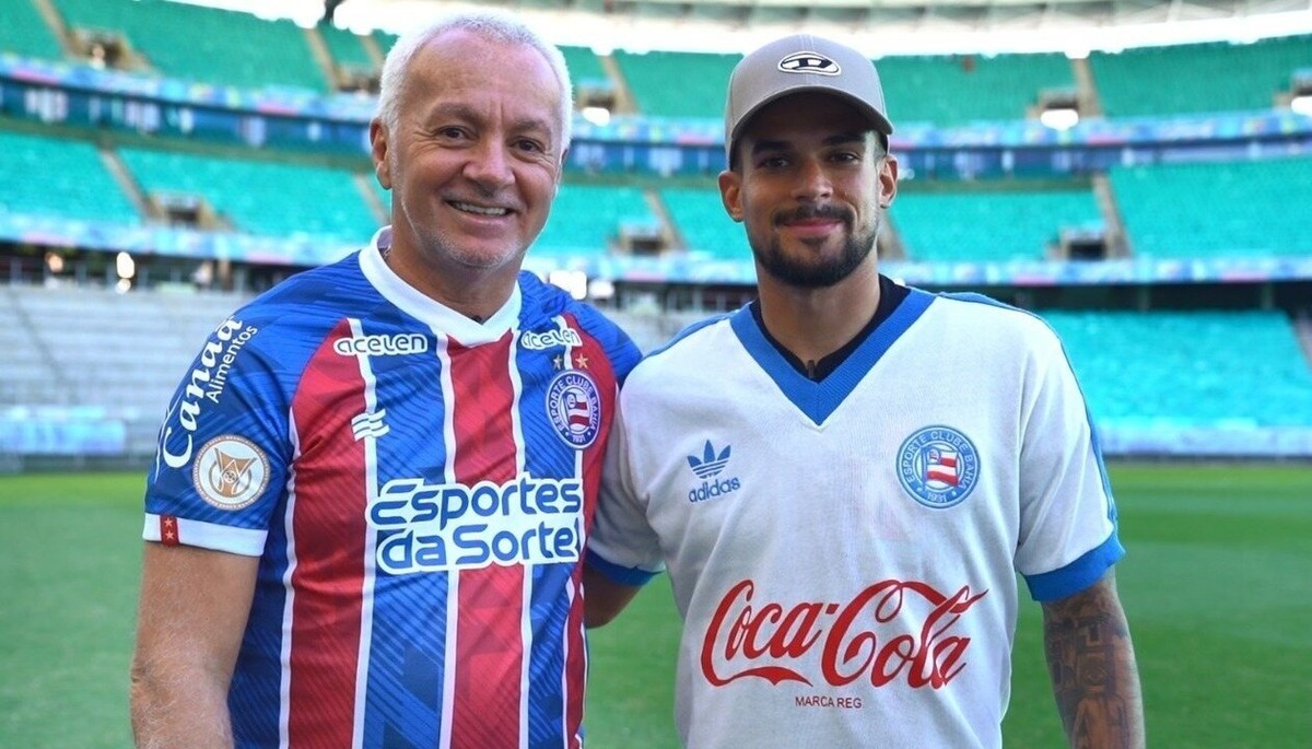 Bobô, um dos maiores jogadores do Bahia de todos os tempos, aqui com a  camiseta do Fluminense.