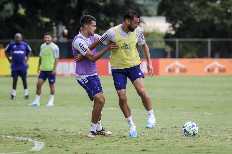 Lucas Oliveira e Luciano Castán têm contrato com o Cruzeiro para 2024 — Foto: Gustavo Aleixo/Cruzeiro