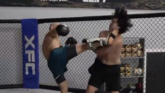 Vídeo: lutador de MMA balança "troll" com chute na cabeça