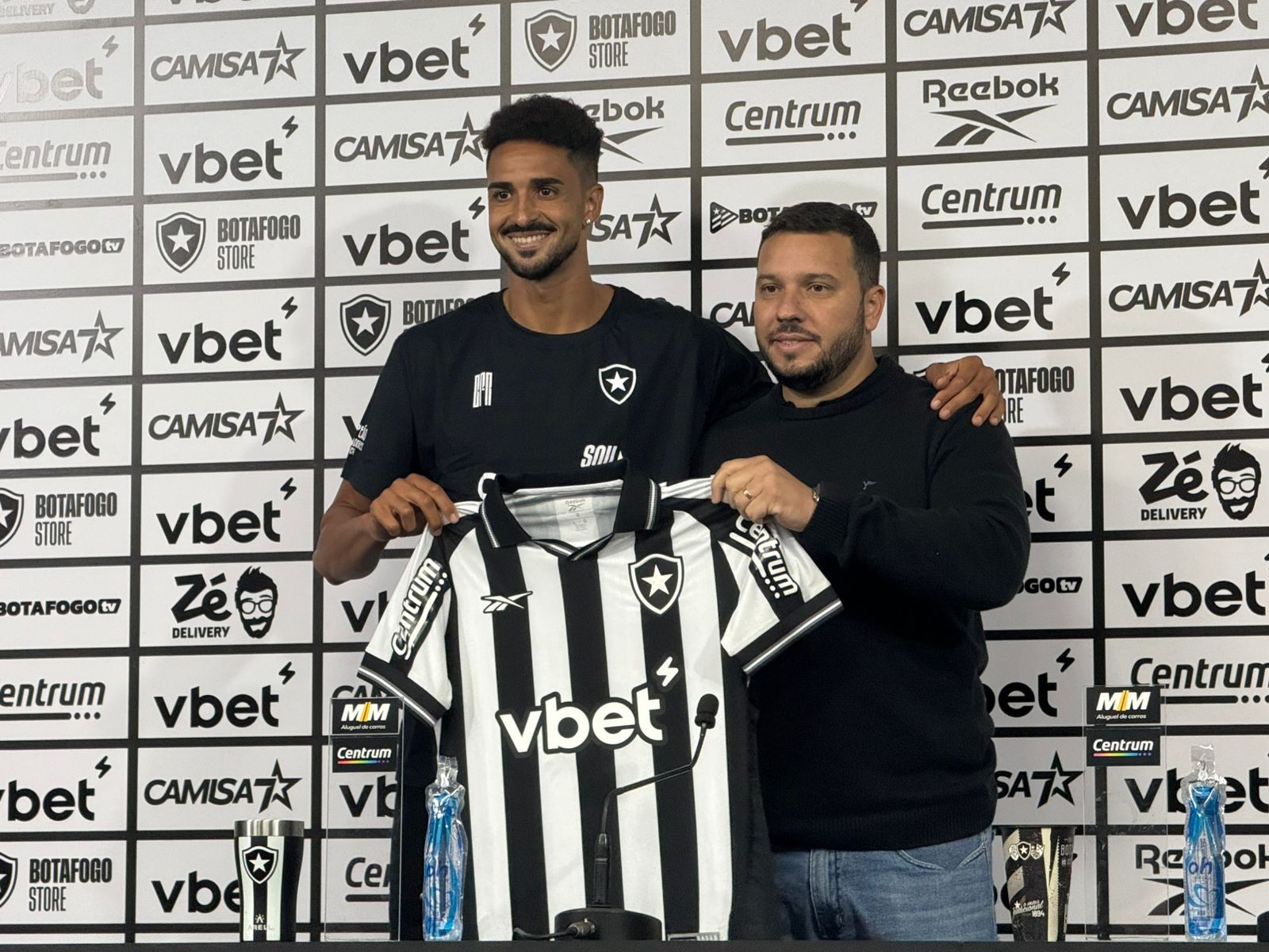 Chris Ramos é apresentado pelo Botafogo