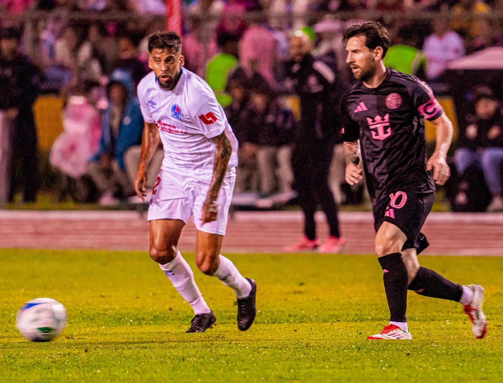 Gabriel Araújo observa Messi de perto em amistoso
