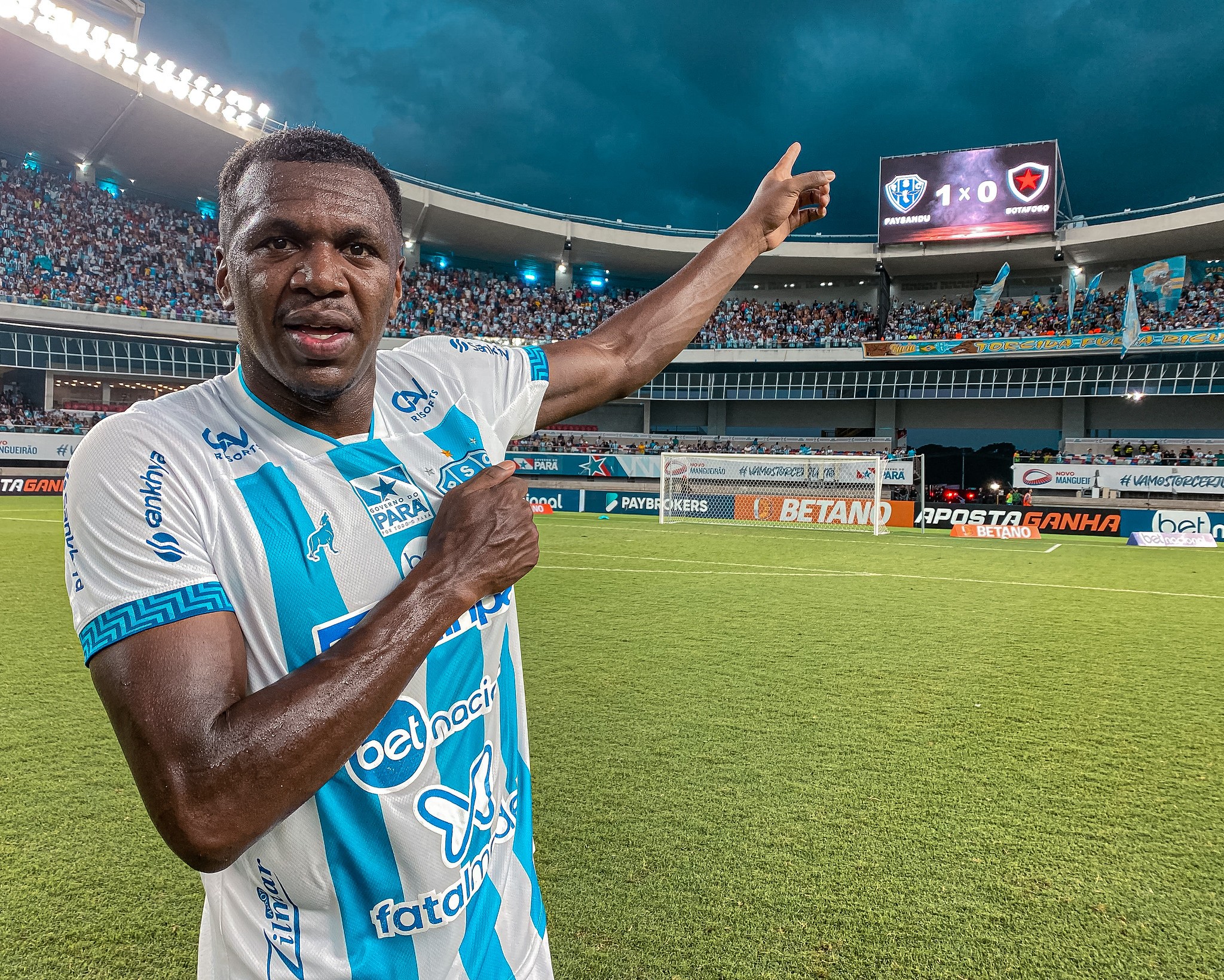 Jacy Maranhão comemorando após marcar seu gol decisivo pelo Paysandu em 2023