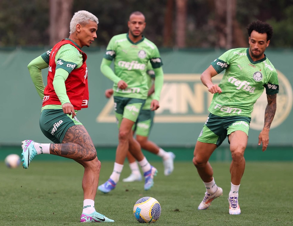 Richard Ríos e Felipe Anderson se enfrentam em treino do Palmeiras — Foto: Cesar Greco