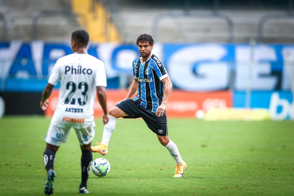 Victor Ferraz em ação pelo Grêmio contra o Santos