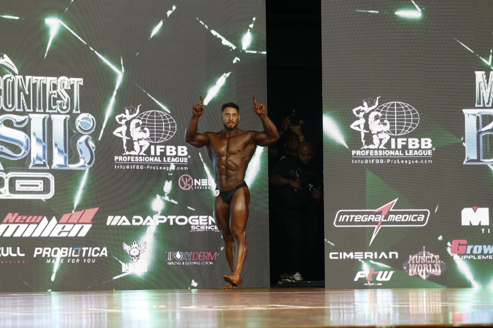 Ramon Dino em apresentação nas finais da Classic Physique do Mr. Olympia Brasil 2024 — Foto: Gustavo Tilio