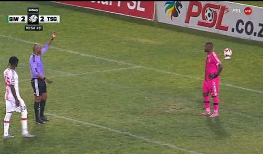 Goleiro se confunde com linhas do campo em expulsão bizarra na África do Sul; veja