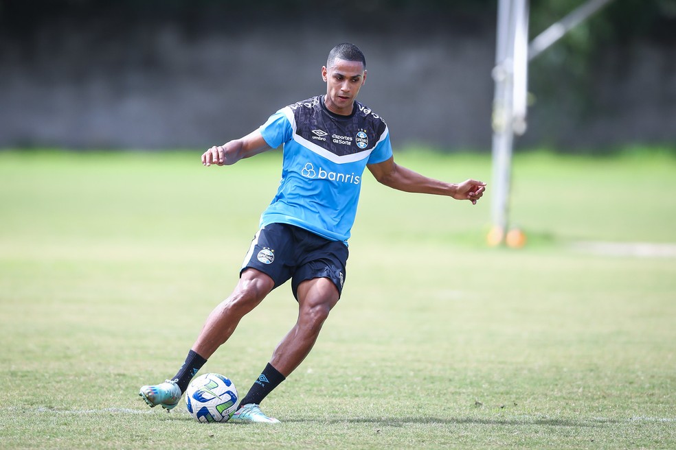 Zagueiro Bruno Alves em treino do Grêmio — Foto: Lucas Uebel/Grêmio
