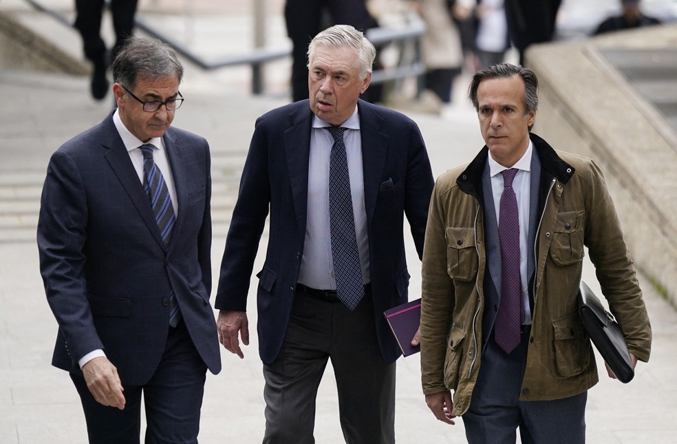 Ancelotti chega ao Tribunal de Madri para julgamento — Foto: Reuters