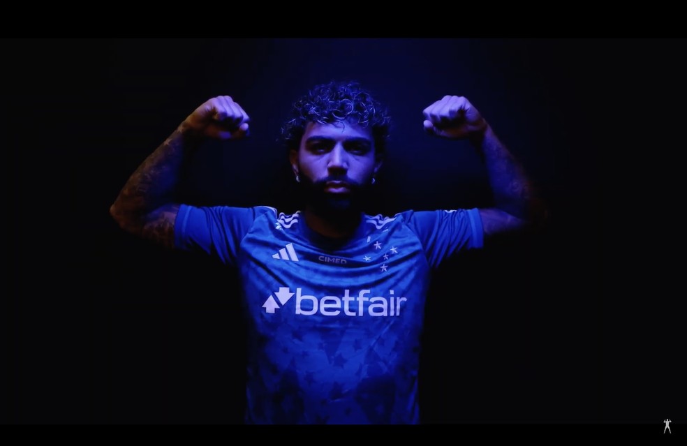 Gabigol posa com a camisa do Cruzeiro — Foto: Reprodução