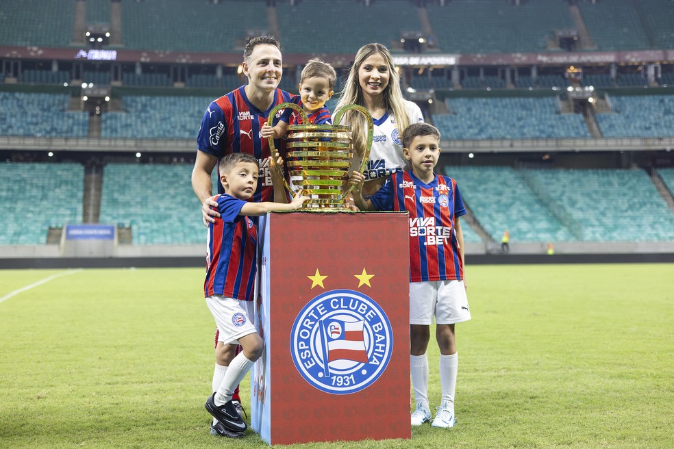 Santi Arias em foto com a família no último jogo pelo Bahia na Fonte Nova — Foto: Rafael Rodrigues / EC Bahia