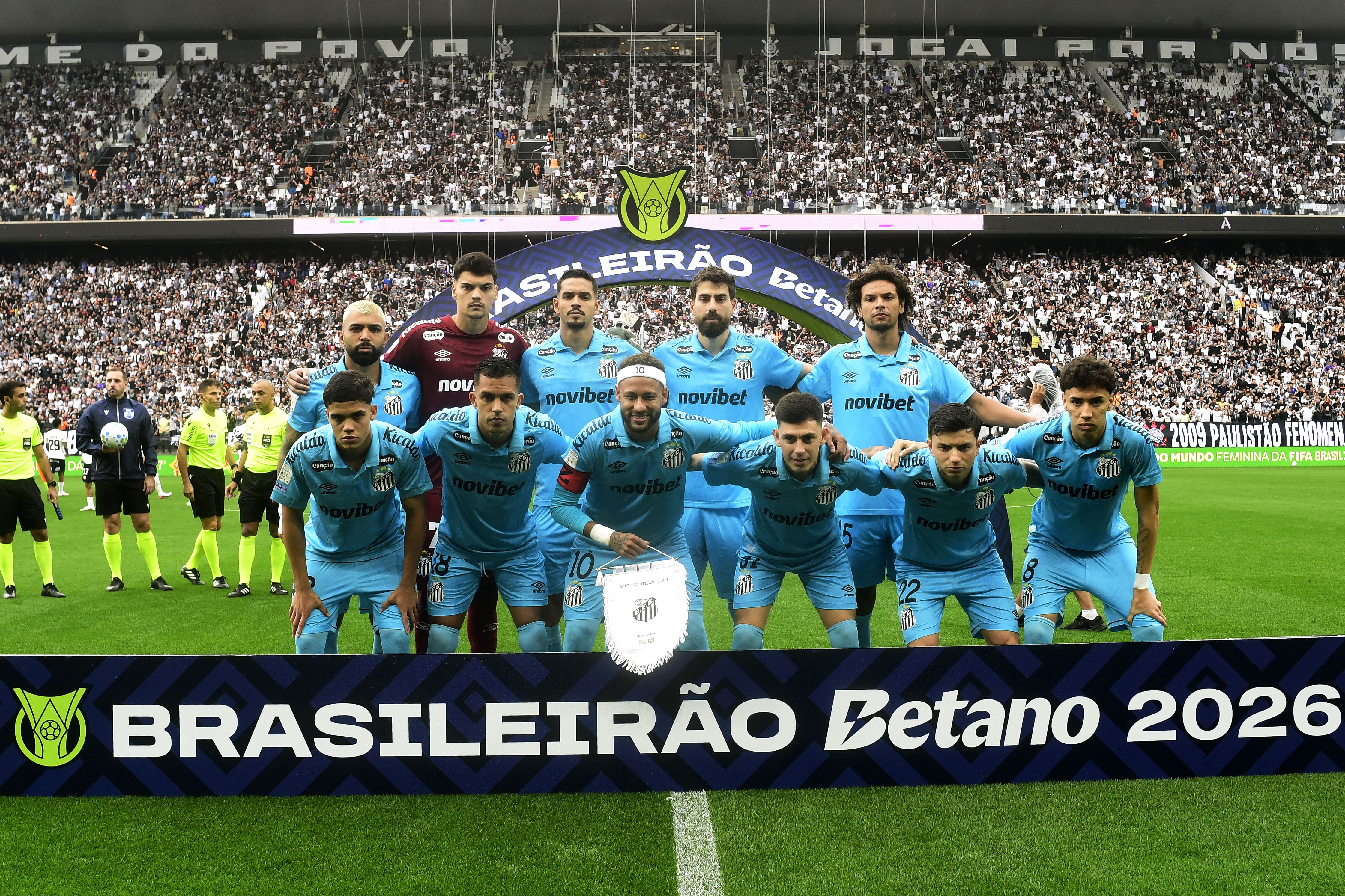 Jogadores do Santos comemorando gol contra o Corinthians