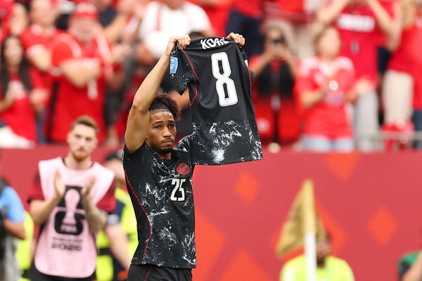 Saliba comemora gol pelo Canadá e faz homenagem a Koné — Foto: Fran Santiago/Getty Images