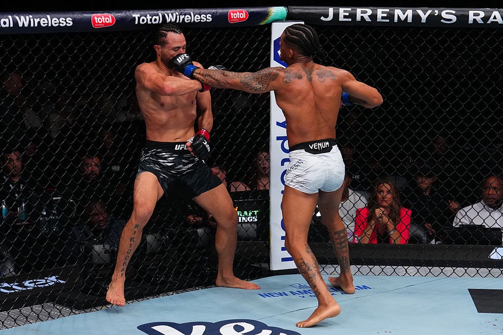 Vinicius Lok Dog venceu Kyler Phillips por decisão unânime — Foto: Cooper Neill/Zuffa LLC