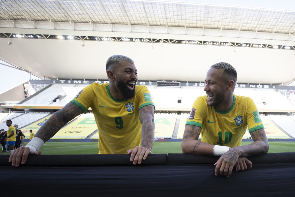Gabigol e Neymar, sorridentes, após suspensão de Brasil x Argentina — Foto: Lucas Figueiredo / CBF