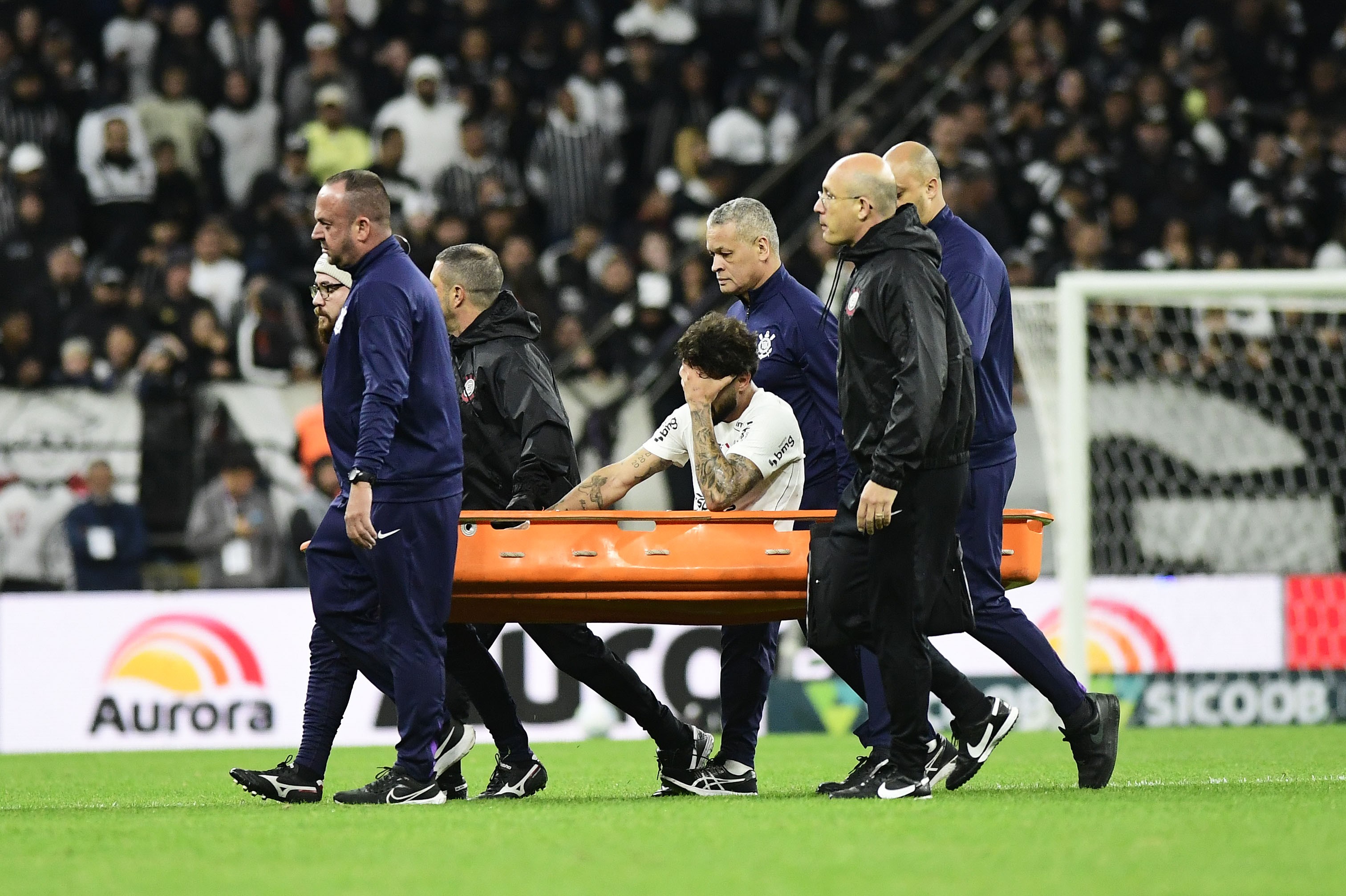 Yuri Alberto sofre lesão no jogo e deixa o campo emocionado, preocupando a torcida do Corinthians